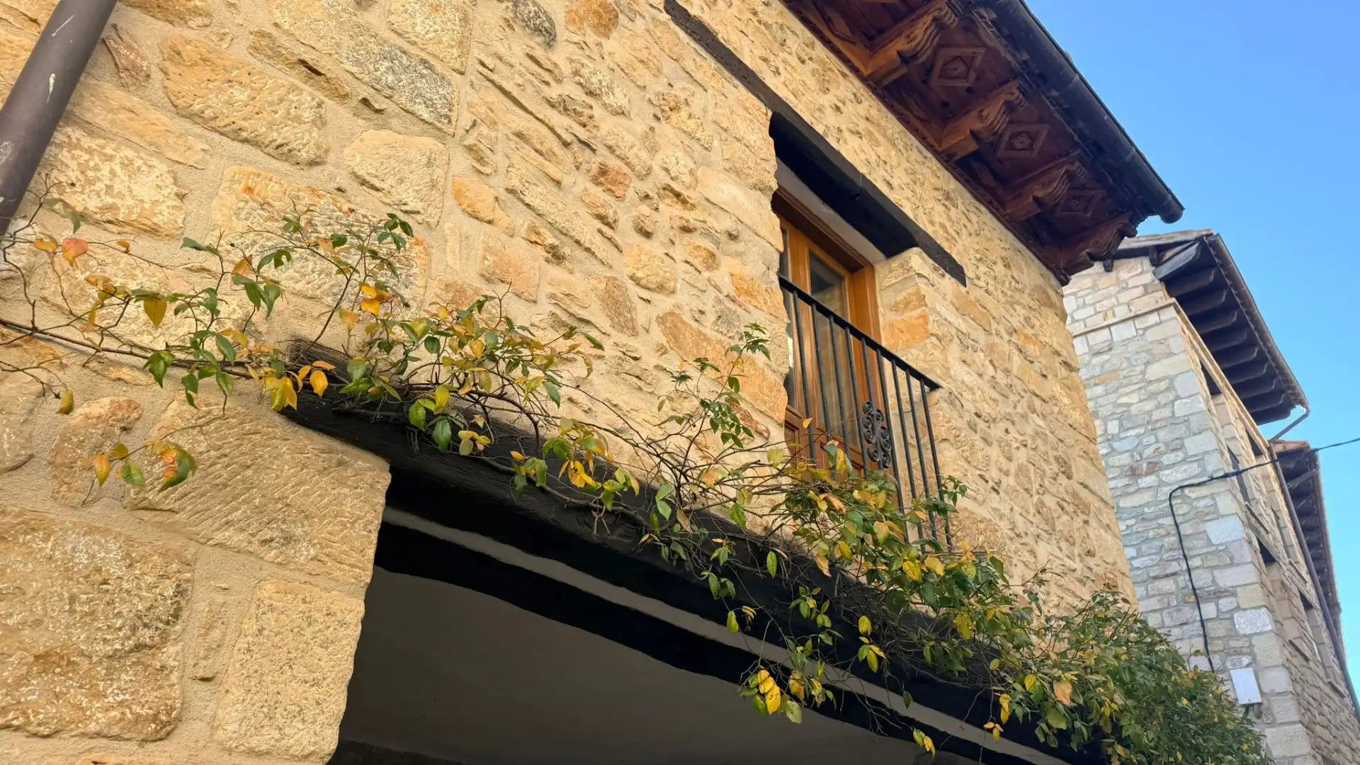 Vista exterior de Casa o xalet en venda en Puertomingalvo amb Calefacció, Traster i Balcó