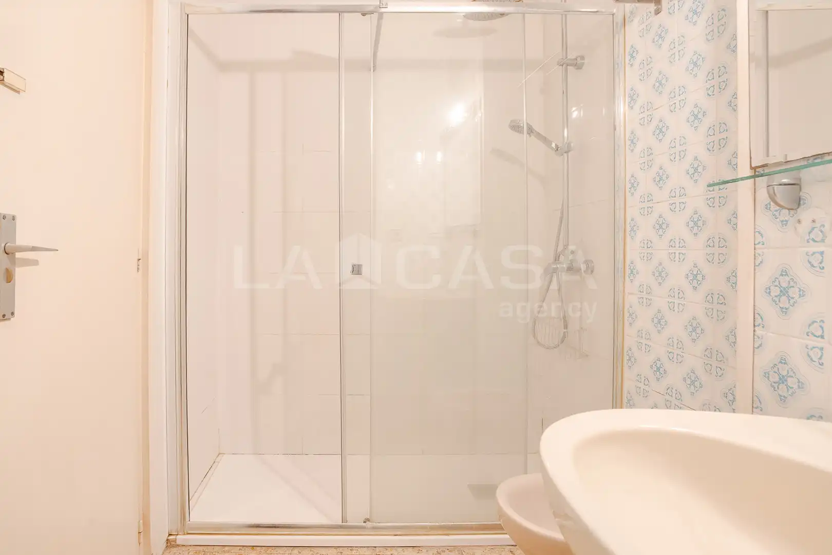 Badezimmer von Wohnung zum Verkauf in Barcelona mit Balkon