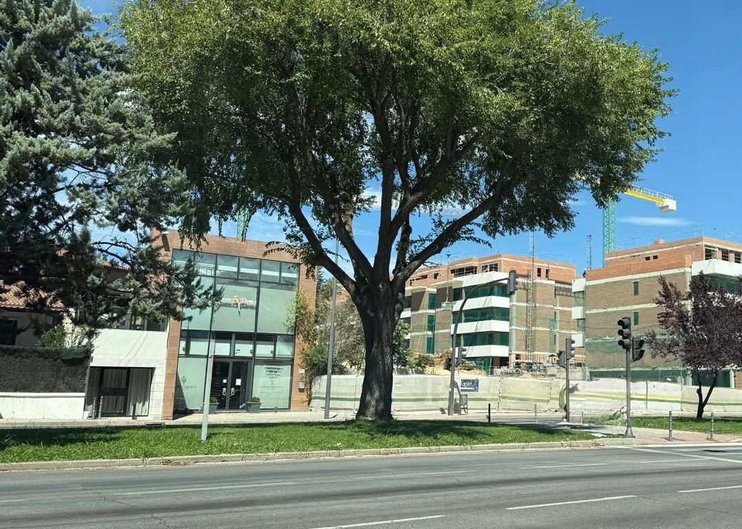 Exterior view of Premises for sale in Pozuelo de Alarcón  with Air Conditioner