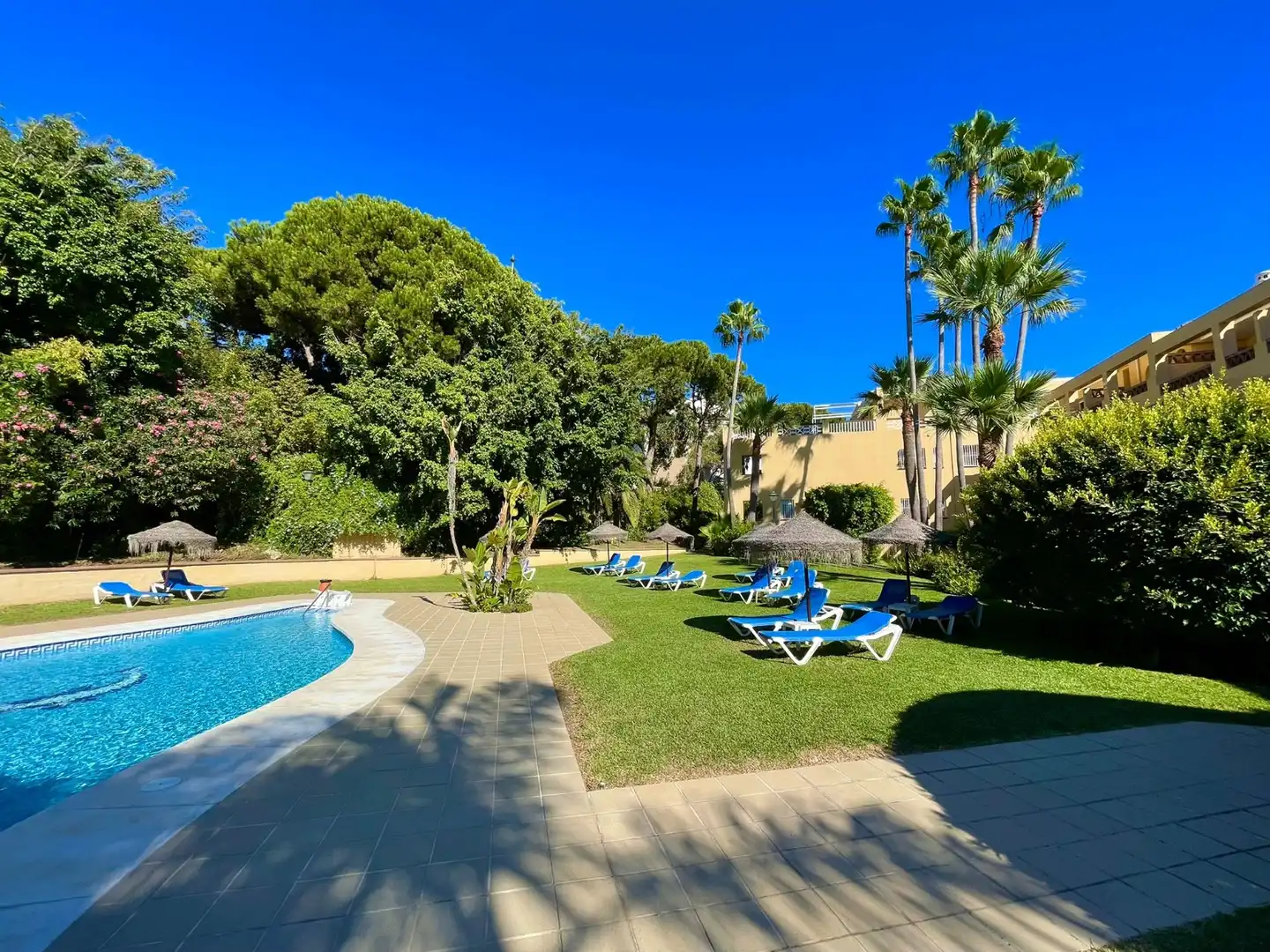 Jardín de Dúplex de alquiler en Marbella con Aire acondicionado, Terraza y Amueblado