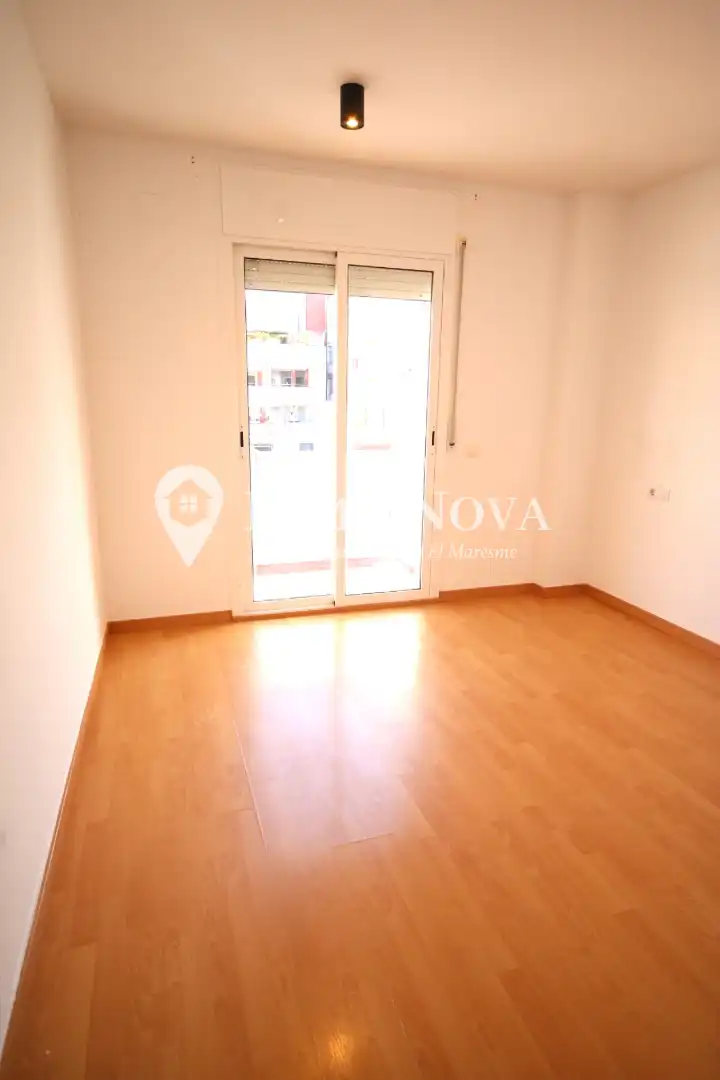 Habitación de Ático en venta en Mataró con Calefacción, Parquet y Terraza