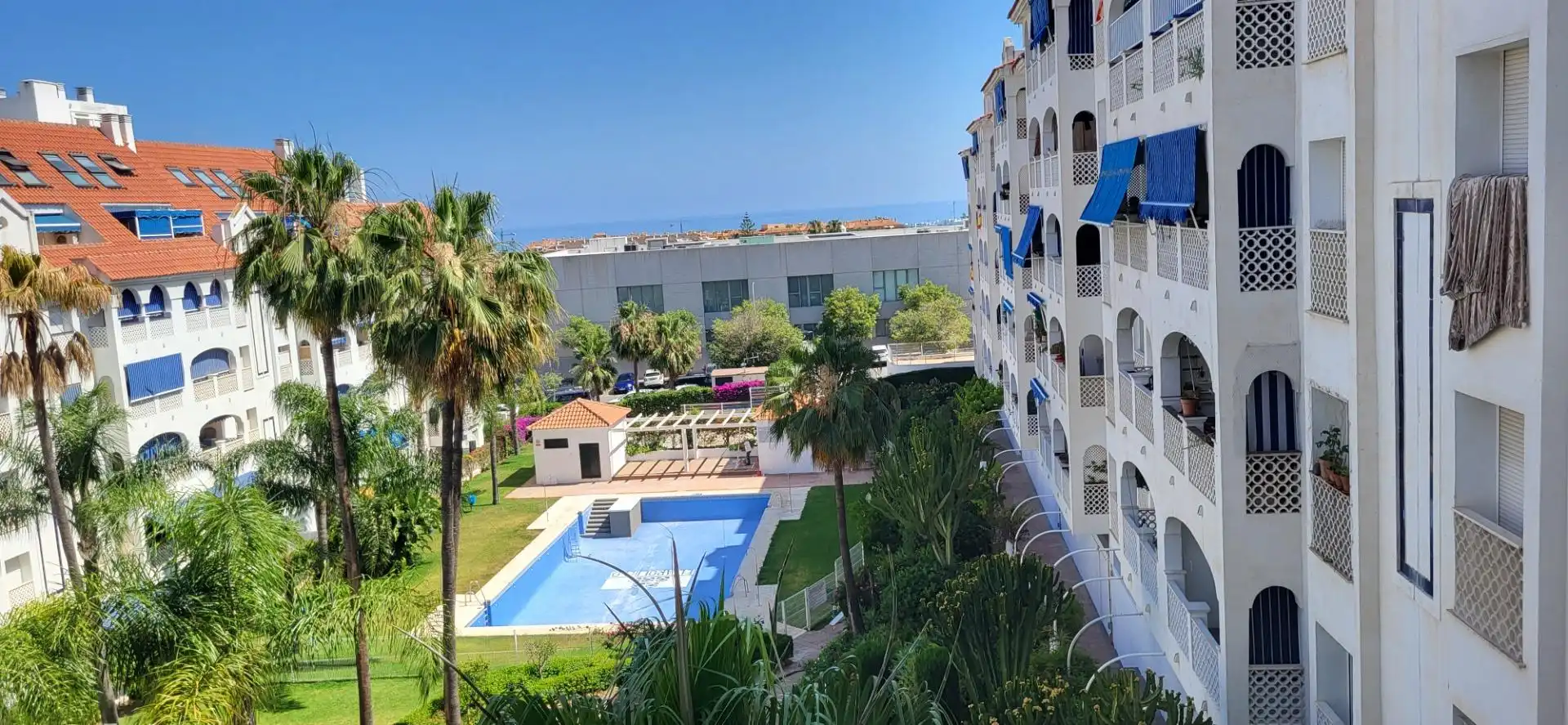 Außenansicht von Wohnungen zum Verkauf in Marbella mit Privatgarten und Gemeinschaftspool