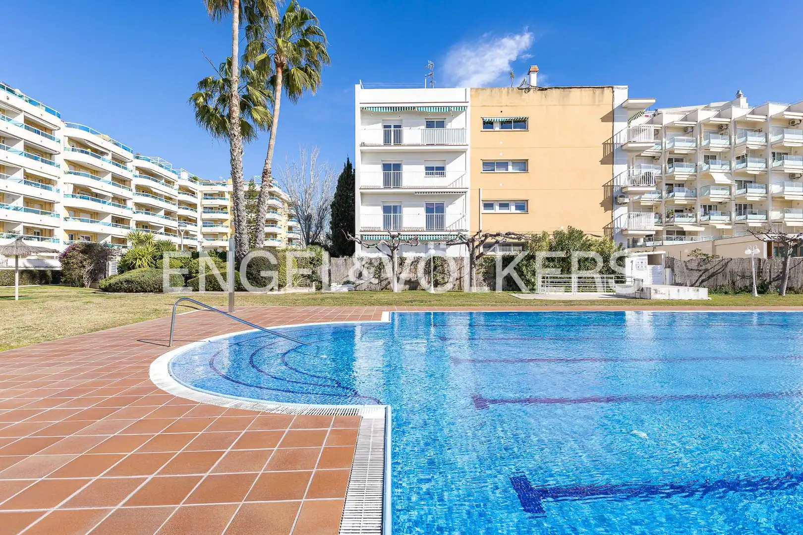 Swimming pool of Flat for sale in Vilanova i la Geltrú  with Air Conditioner, Heating and Terrace