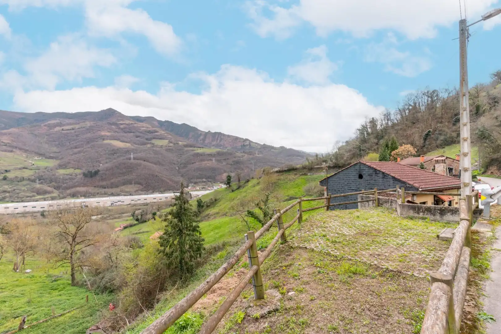 Vista exterior de Finca rústica en venda en Lena amb Jardí privat, Traster i Balcó
