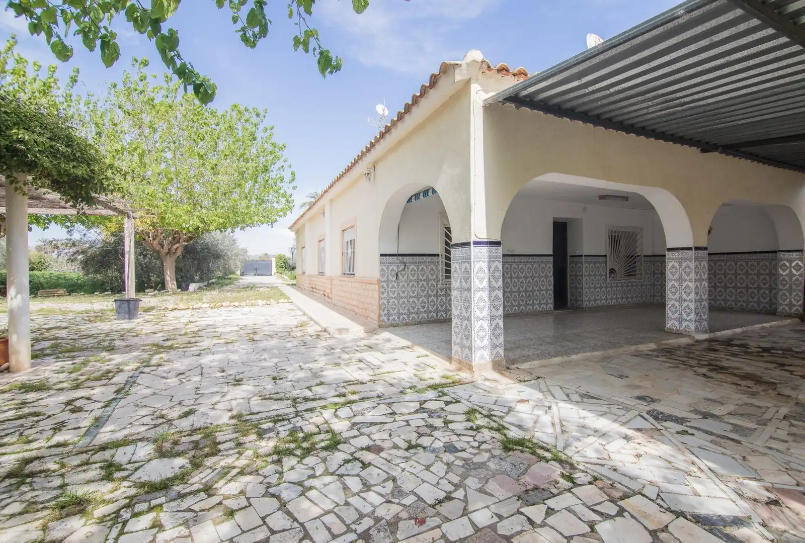 Vista exterior de Casa adosada en venda en Elche / Elx amb Calefacció, Jardí privat i Terrassa