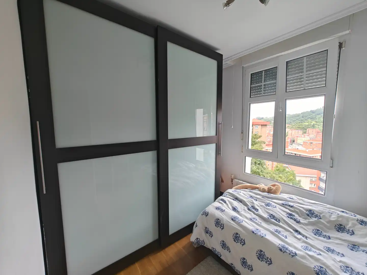 Dormitori de Casa adosada en venda en Bilbao  amb Calefacció, Terrassa i Moblat