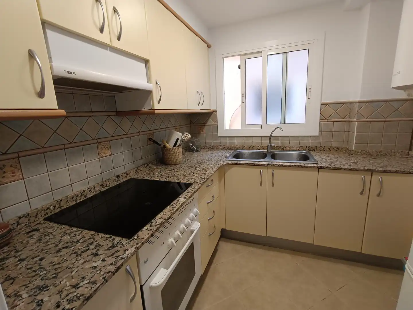 Küche von Wohnung zur Miete in Calafell mit Parkett, Terrasse und Abstellraum