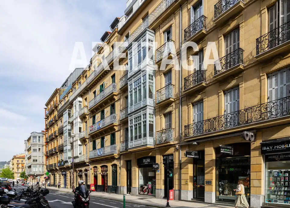 Vista exterior de Pis en venda en Donostia - San Sebastián  amb Calefacció i Balcó