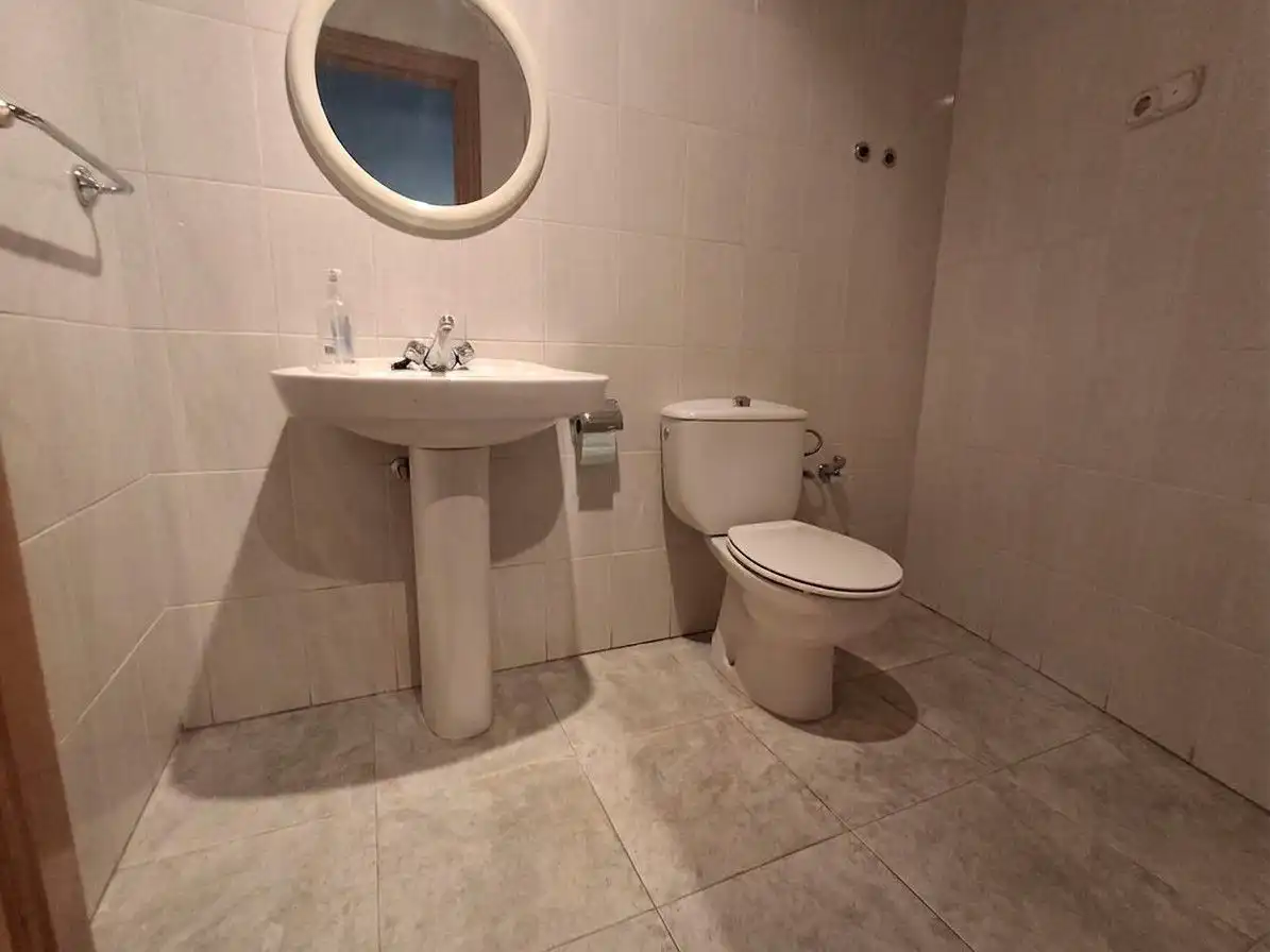 Badezimmer von Geschaftsraum zur Miete in La Roda mit Klimaanlage