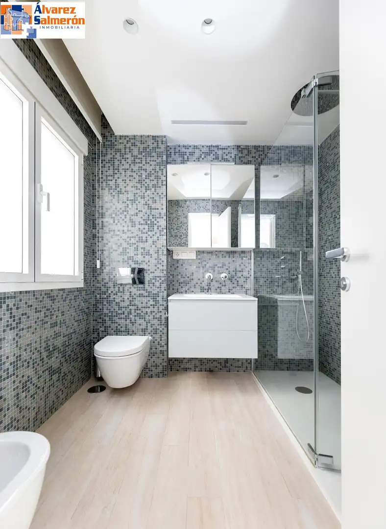 Bathroom of Flat for sale in Granada  with Air Conditioner
