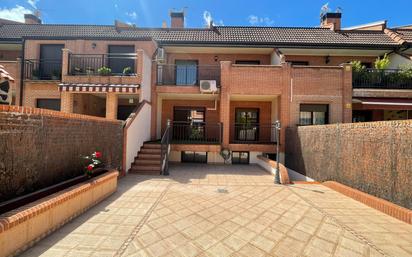 Vista exterior de Casa adosada en venda en Alcalá de Henares amb Calefacció, Jardí privat i Terrassa