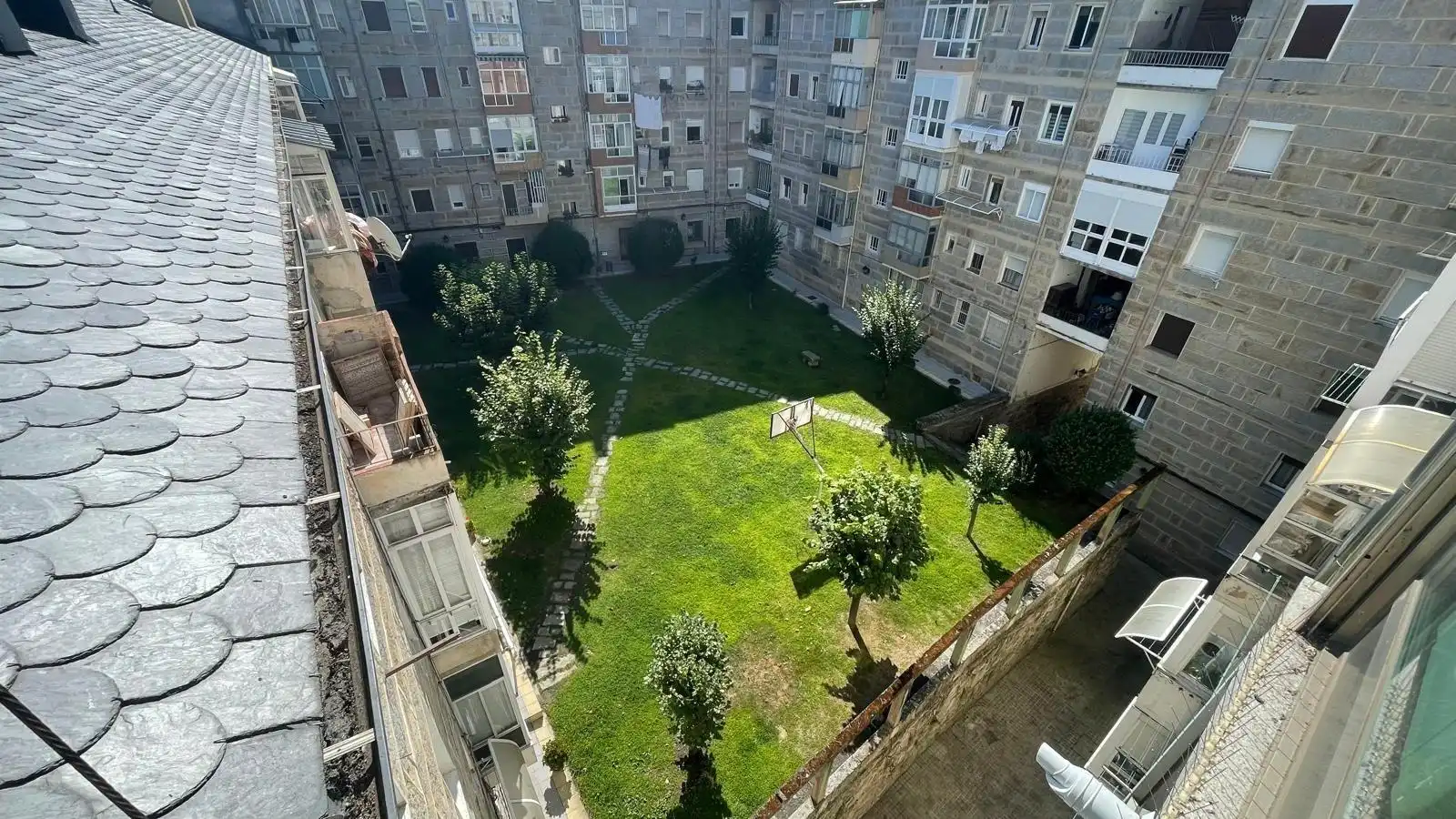 Außenansicht von Wohnung zum Verkauf in Ourense Capital  mit Klimaanlage, Heizung und Privatgarten