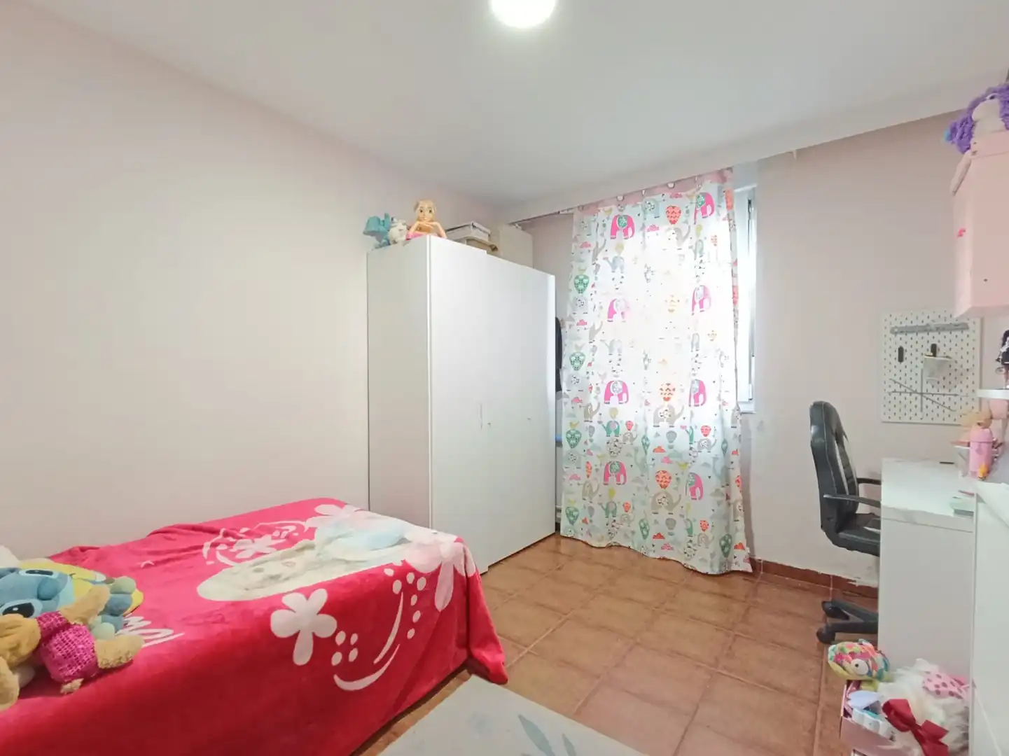Dormitori de Pis en venda en Oviedo  amb Calefacció