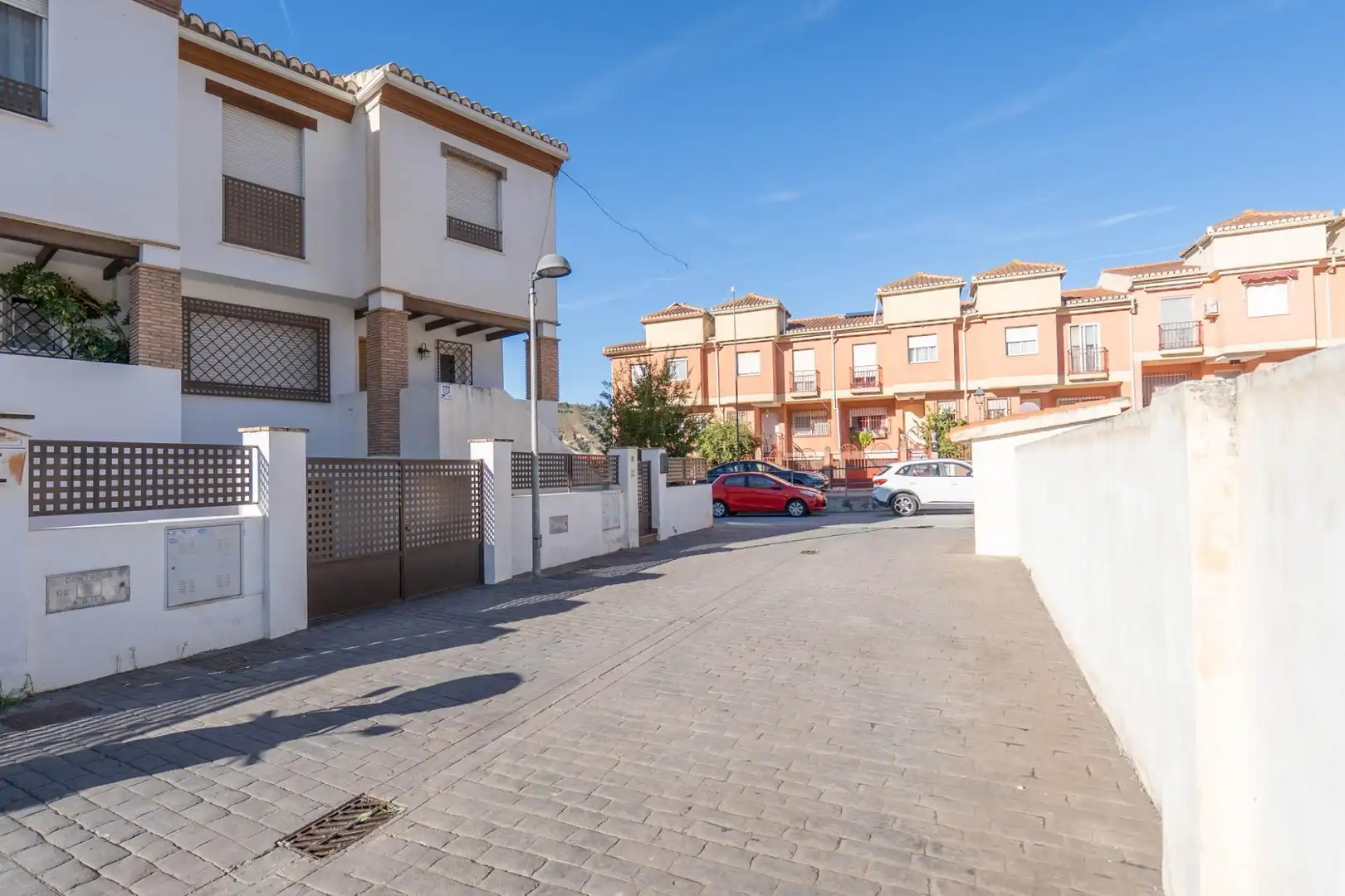 Vista exterior de Casa adosada en venta en Cenes de la Vega con Aire acondicionado, Calefacción y Jardín privado