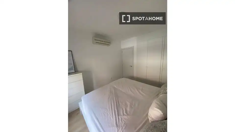 Schlafzimmer von Wohnung zur Miete in Madrid mit Klimaanlage, Heizung und Möbliert