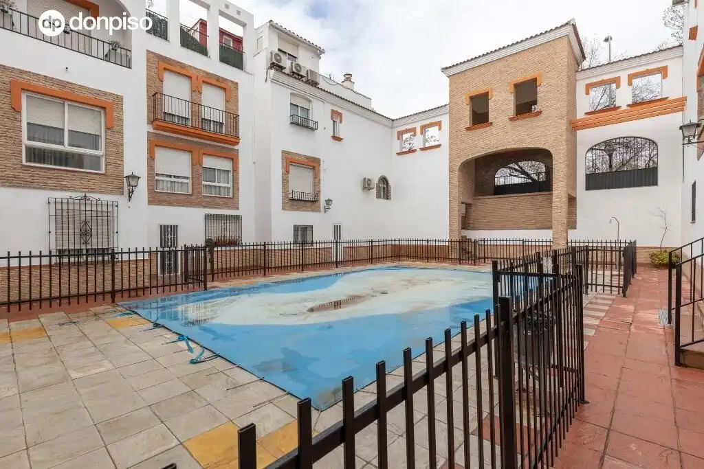 Vista exterior de Casa adosada en venda en Granada amb Terrassa i Piscina comunitària