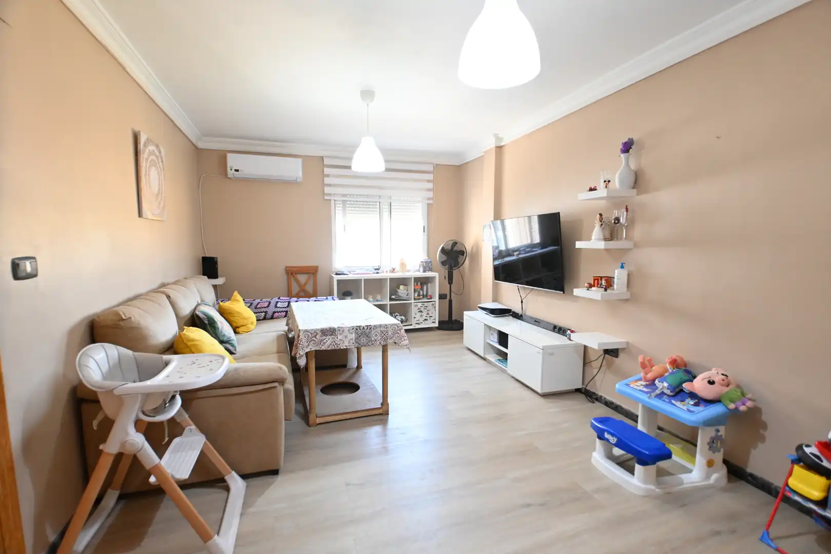 Sala de estar de Casa adosada en venta en Las Gabias con Aire acondicionado, Trastero y Balcón