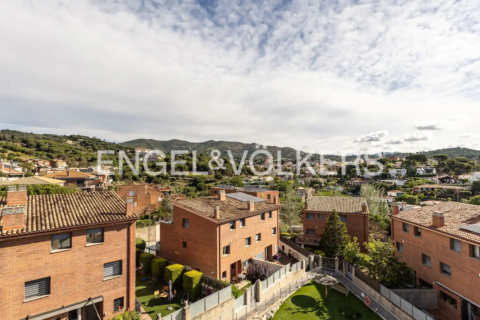 Vista exterior de Casa adosada de alquiler en Tiana con Aire acondicionado, Calefacción y Jardín privado