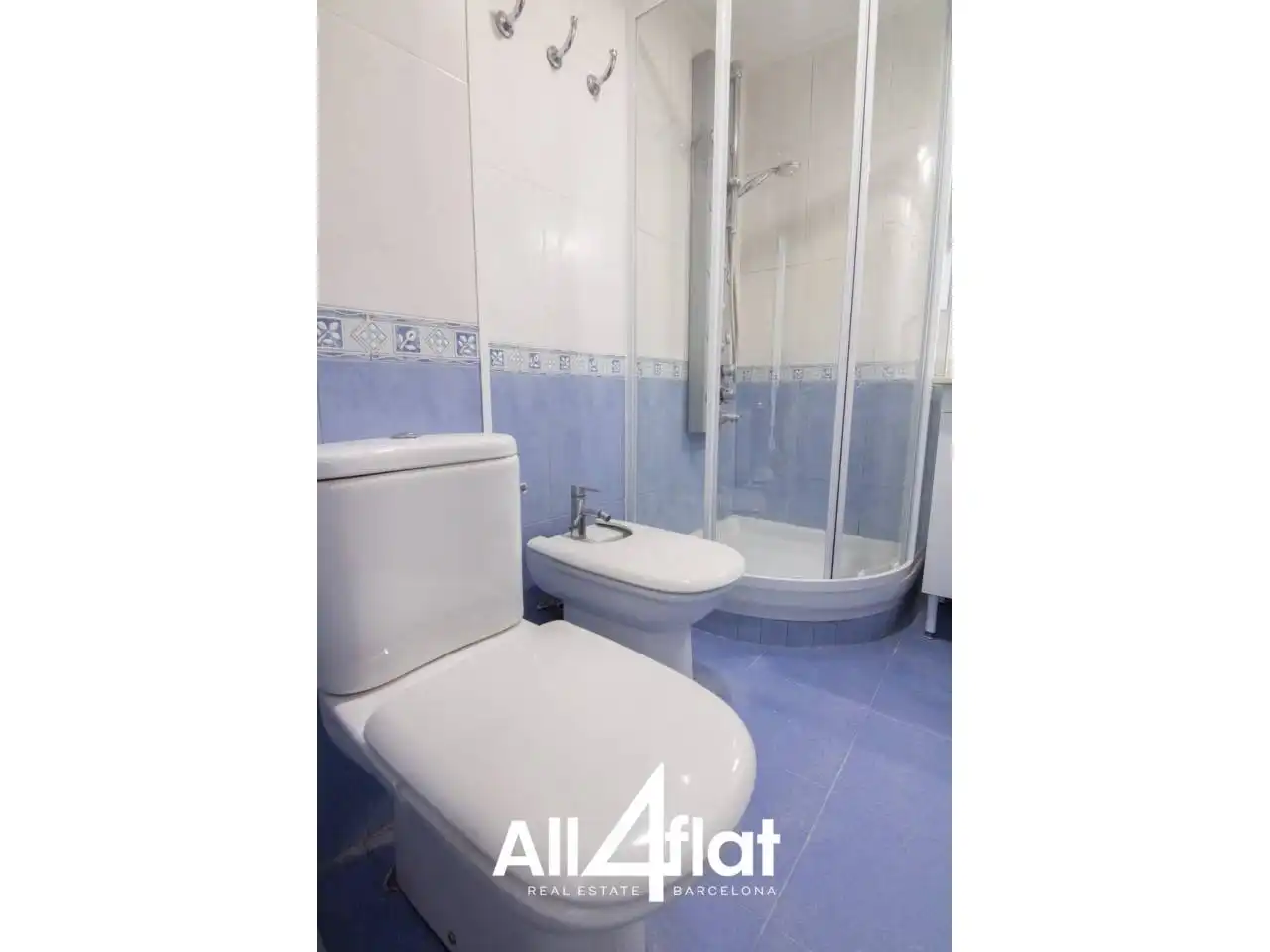 Baño de Piso de alquiler en Barcelona con Calefacción, Amueblado y Balcón