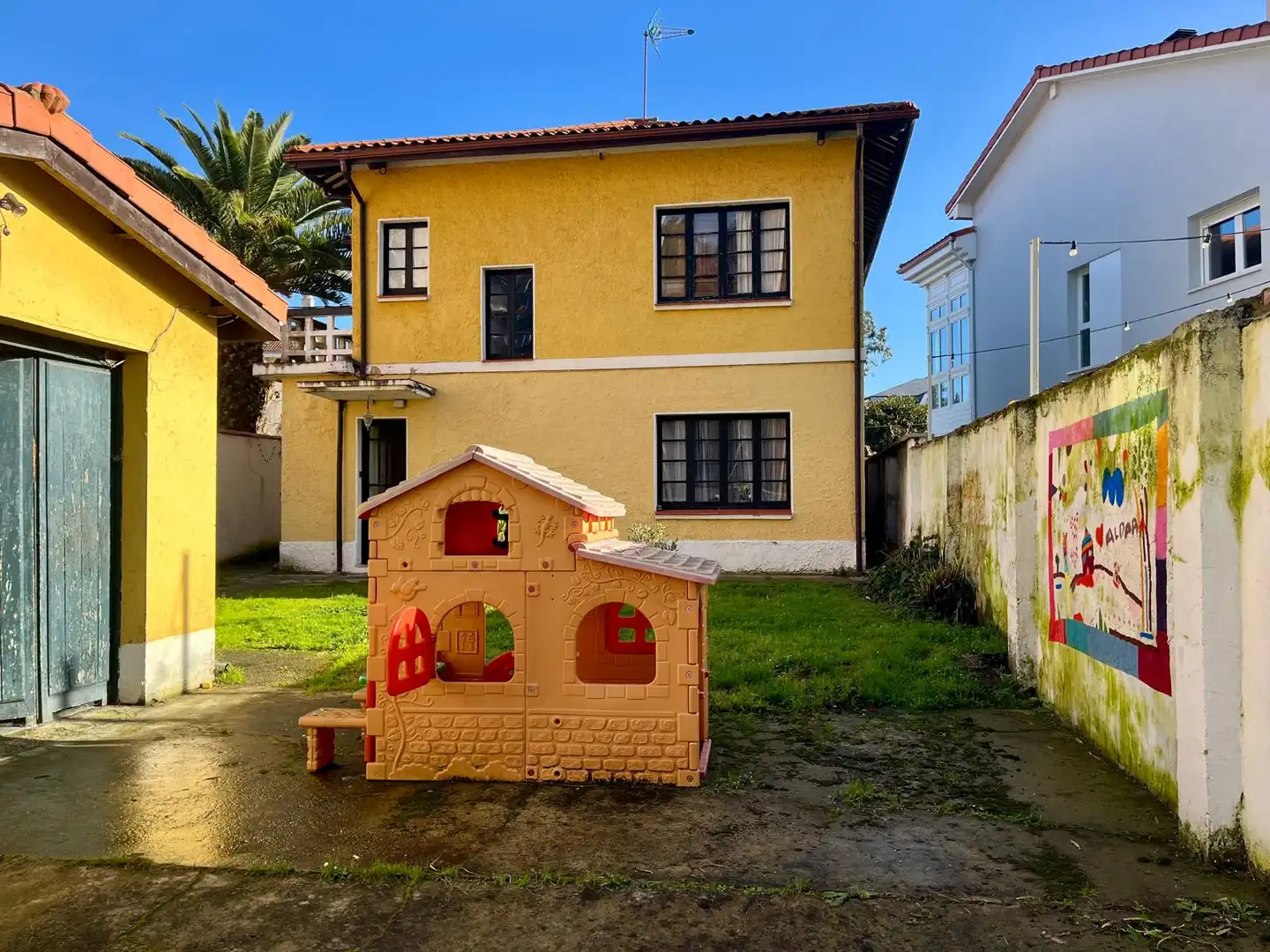 Vista exterior de Casa o xalet en venda en Castrillón amb Calefacció, Jardí privat i Terrassa