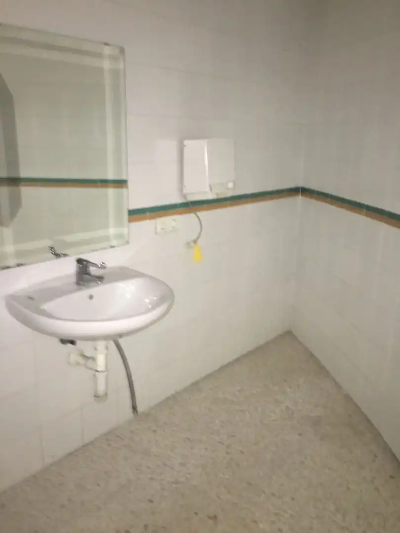 Badezimmer von Geschaftsraum zum Verkauf in Sevilla mit Klimaanlage