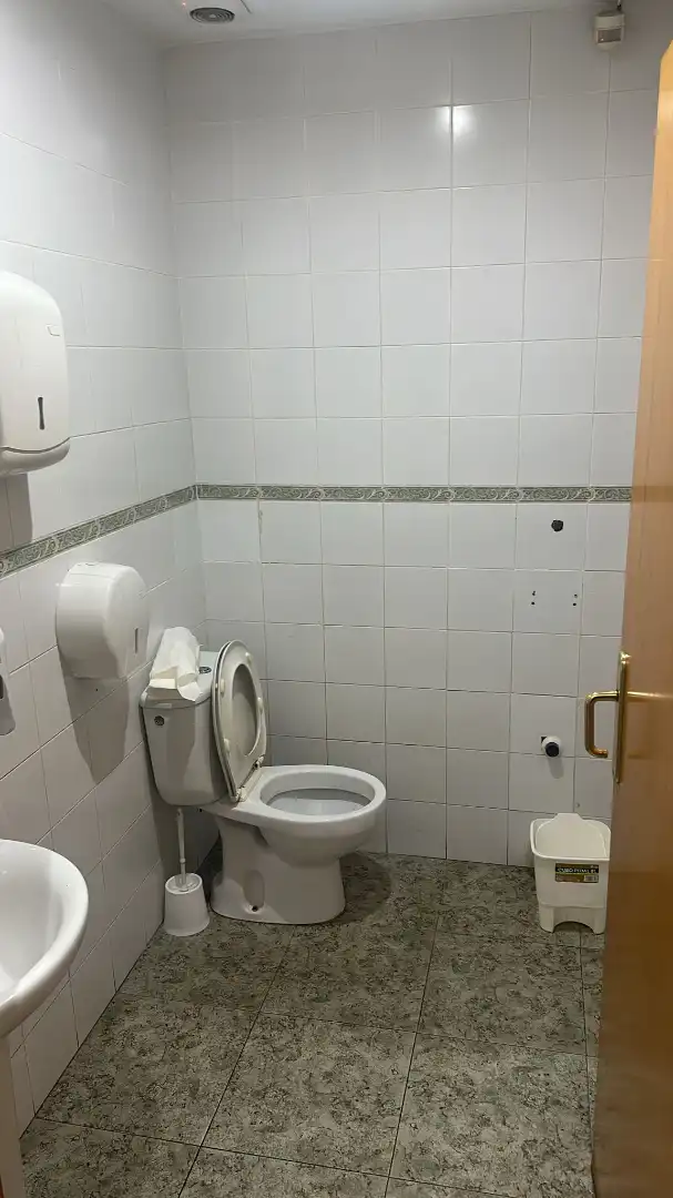 Badezimmer von Geschaftsraum zur Miete in Massalavés mit Klimaanlage, Heizung und Terrasse