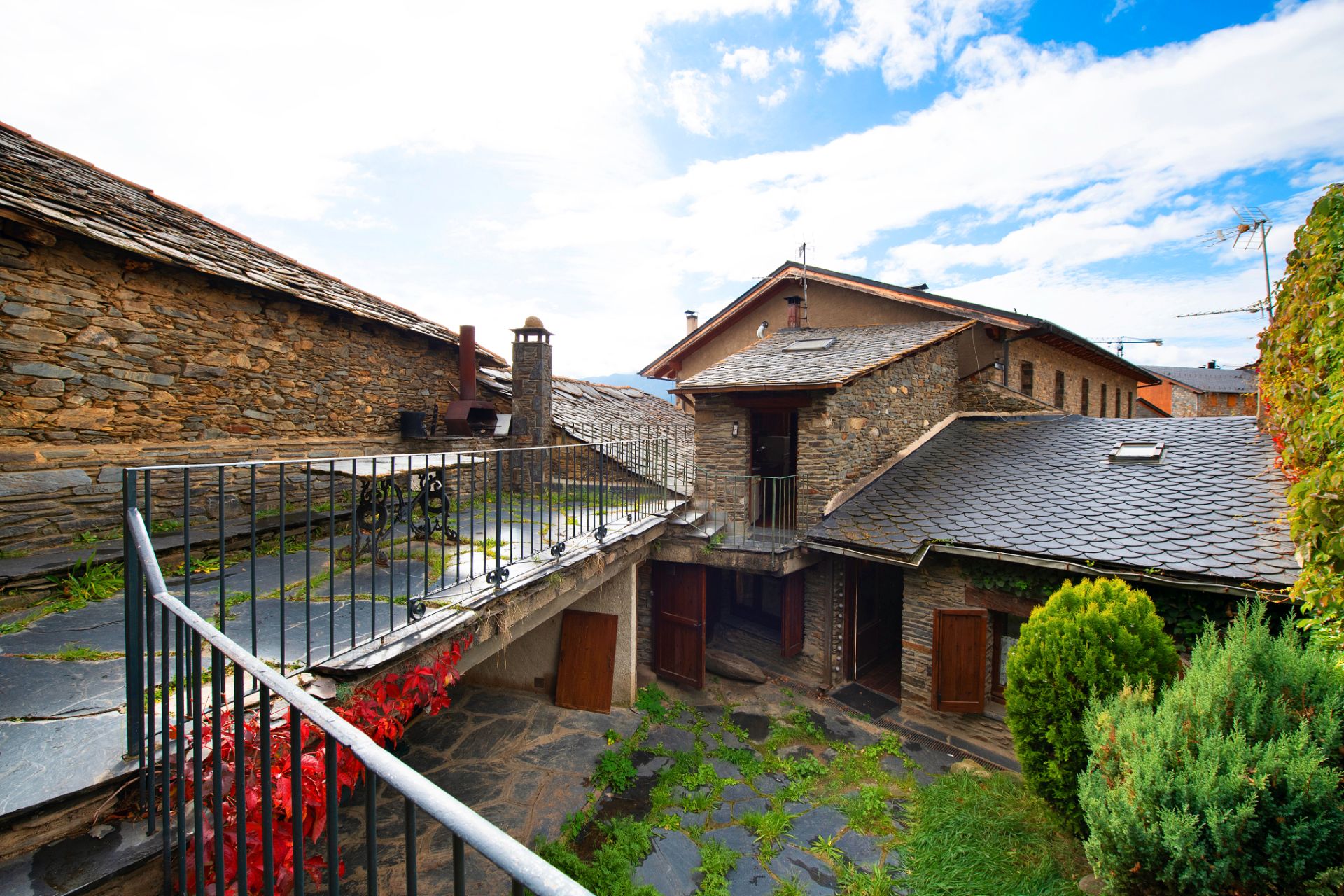 Vista exterior de Finca rústica en venda en Bolvir amb Calefacció, Jardí privat i Parquet