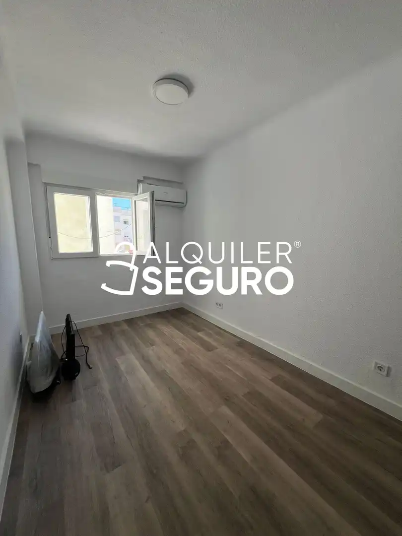 Bedroom of Flat for rent in Madrid  with Air Conditioner, Heating and Terrace