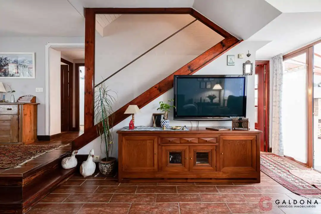 Sala d'estar de Casa adosada en venda en Donostia - San Sebastián  amb Aire condicionat, Calefacció i Jardí privat
