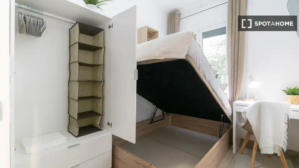 Bedroom of Flat for share in Barcelona  with Air Conditioner, Heating and Terrace