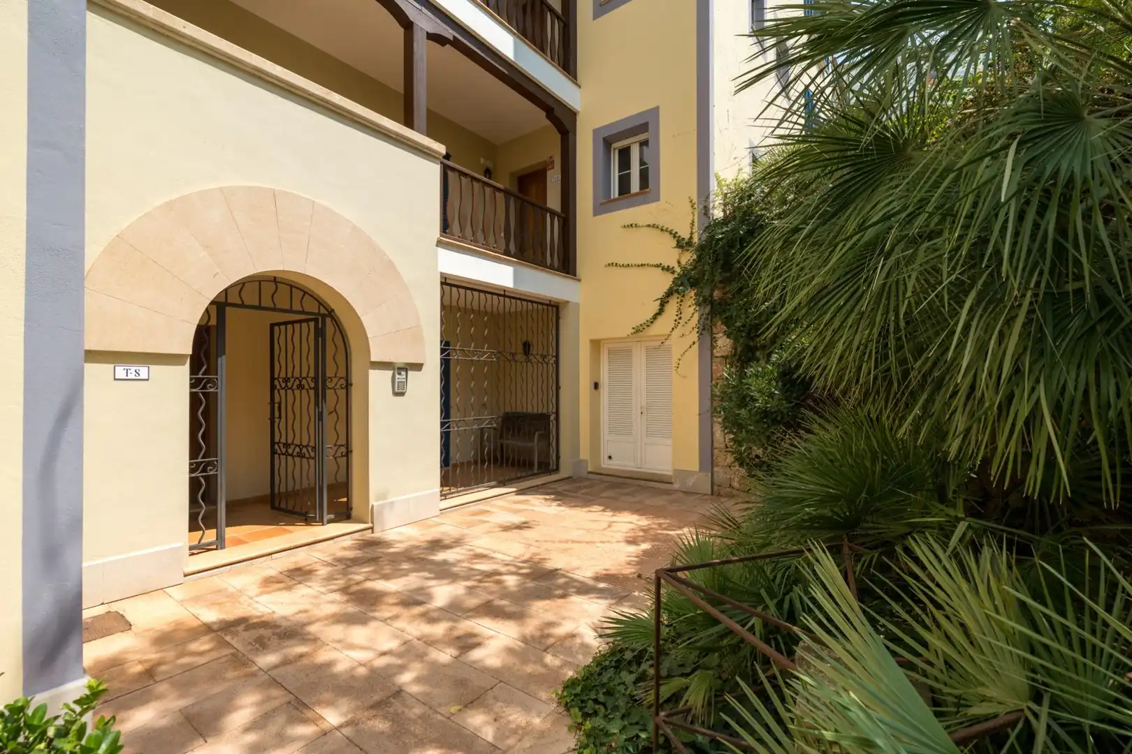 Vista exterior de Planta baixa en venda en Calvià amb Terrassa i Piscina comunitària