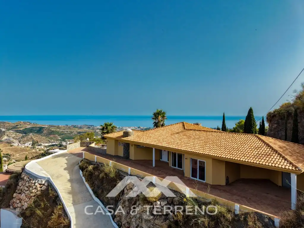 Vista exterior de Casa o xalet en venda en Algarrobo amb Jardí privat, Terrassa i Piscina