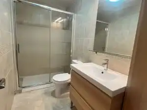 Baño de Piso de alquiler en Castilleja de la Cuesta con Aire acondicionado, Calefacción y Terraza