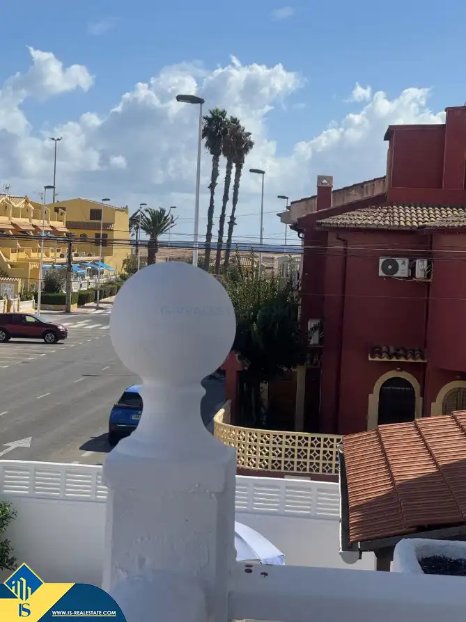 Vista exterior de Casa adosada en venda en Torrevieja amb Calefacció, Jardí privat i Terrassa
