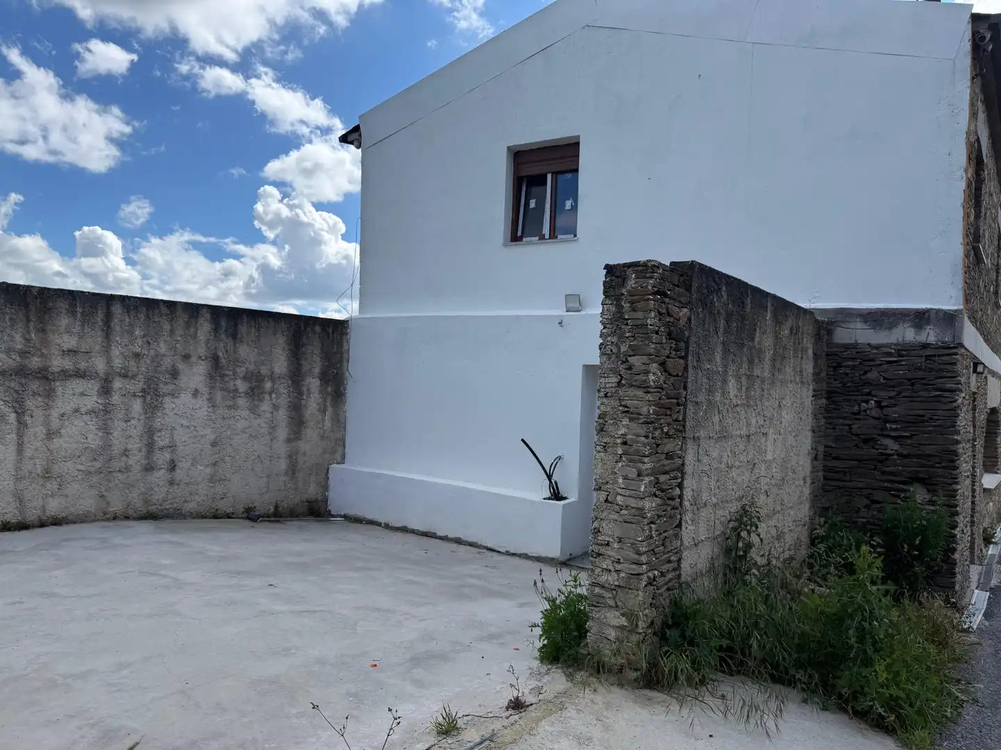 Vista exterior de Casa o xalet en venda en Lugo amb Calefacció, Jardí privat i Terrassa