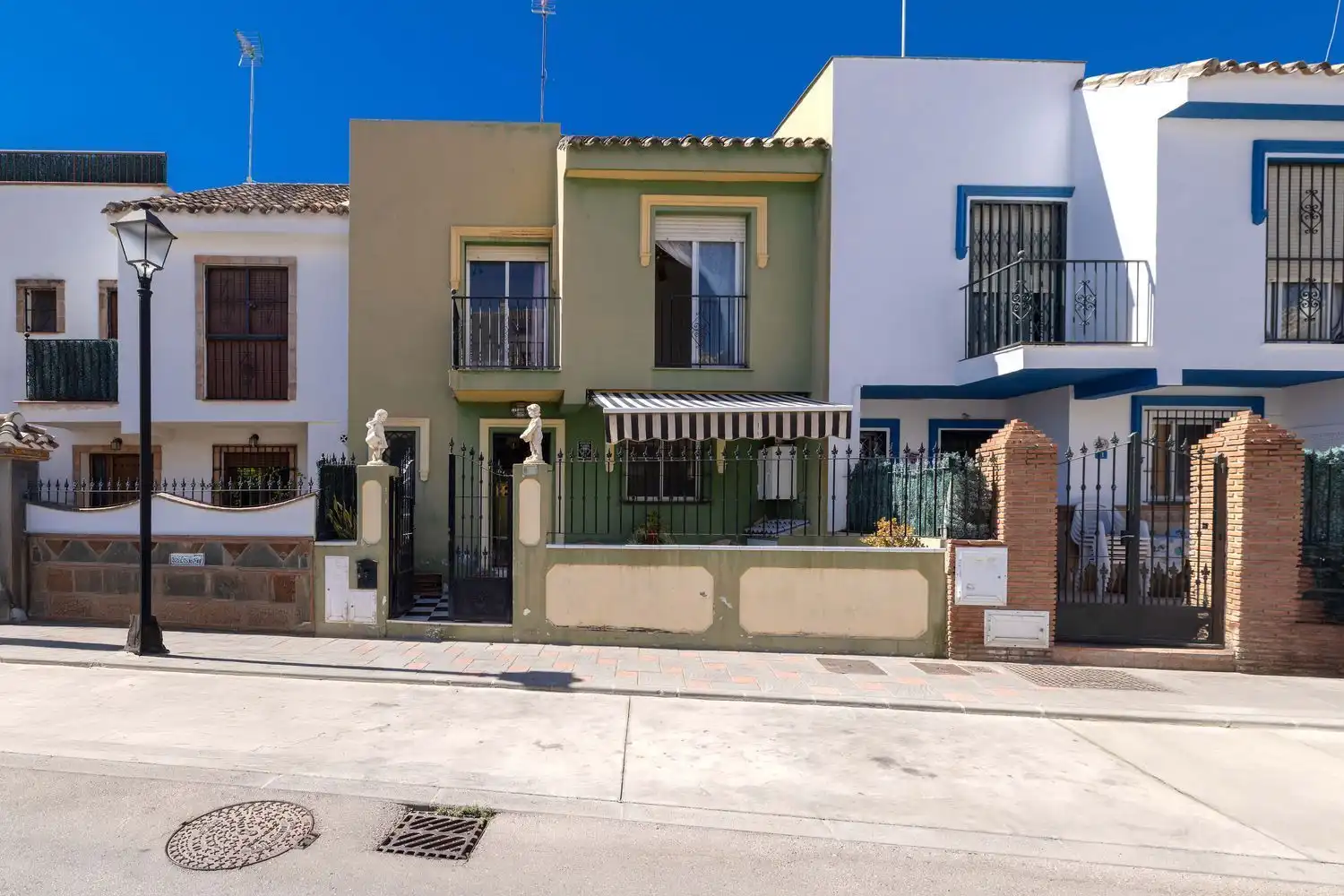 Vista exterior de Casa adosada en venda en Fuengirola amb Aire condicionat, Terrassa i Traster