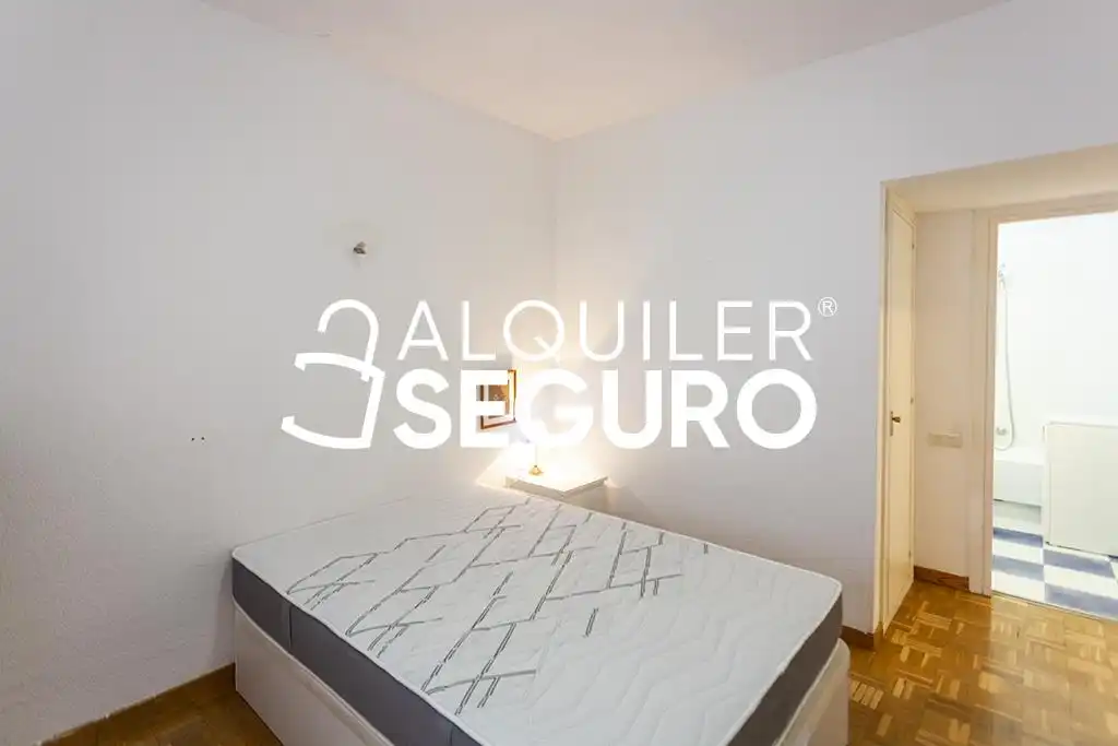 Bedroom of Flat for rent in Madrid  with Heating, Terrace and Furnished