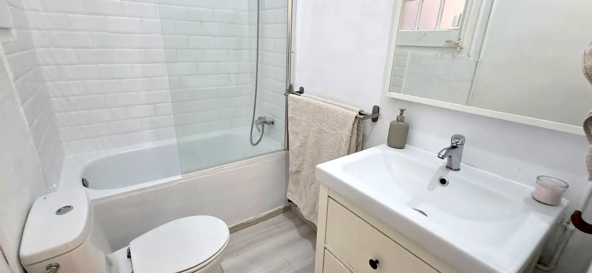 Baño de Piso de alquiler en Barcelona con Parquet, Amueblado y Lavadora