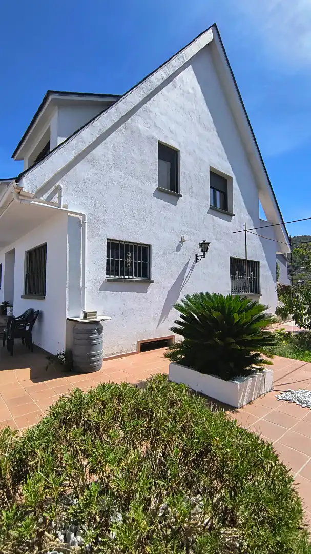 Vista exterior de Casa o xalet en venda en Llinars del Vallès amb Aire condicionat, Calefacció i Jardí privat