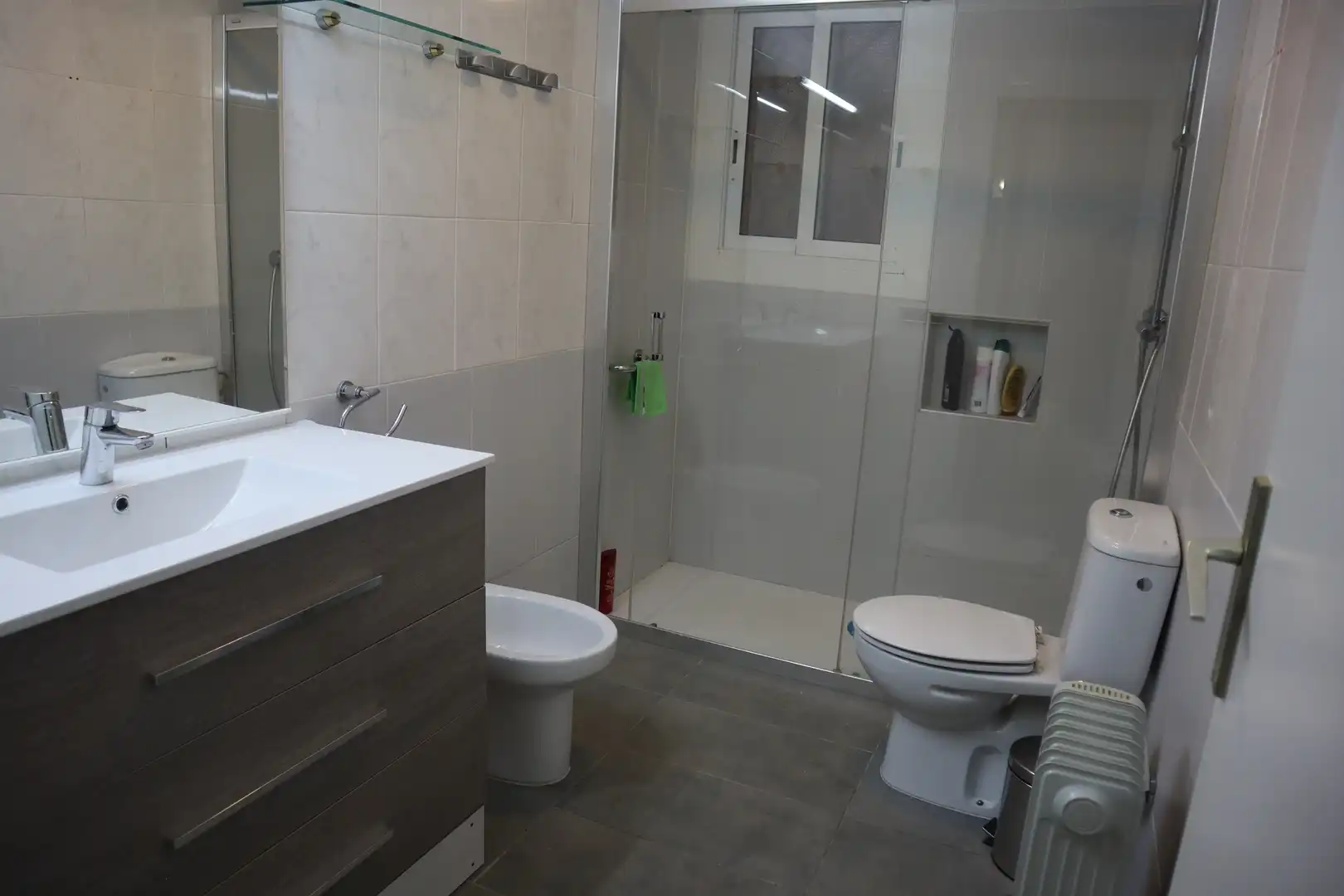 Badezimmer von Einfamilien-Reihenhaus zum Verkauf in Tossa de Mar mit Klimaanlage, Privatgarten und Terrasse