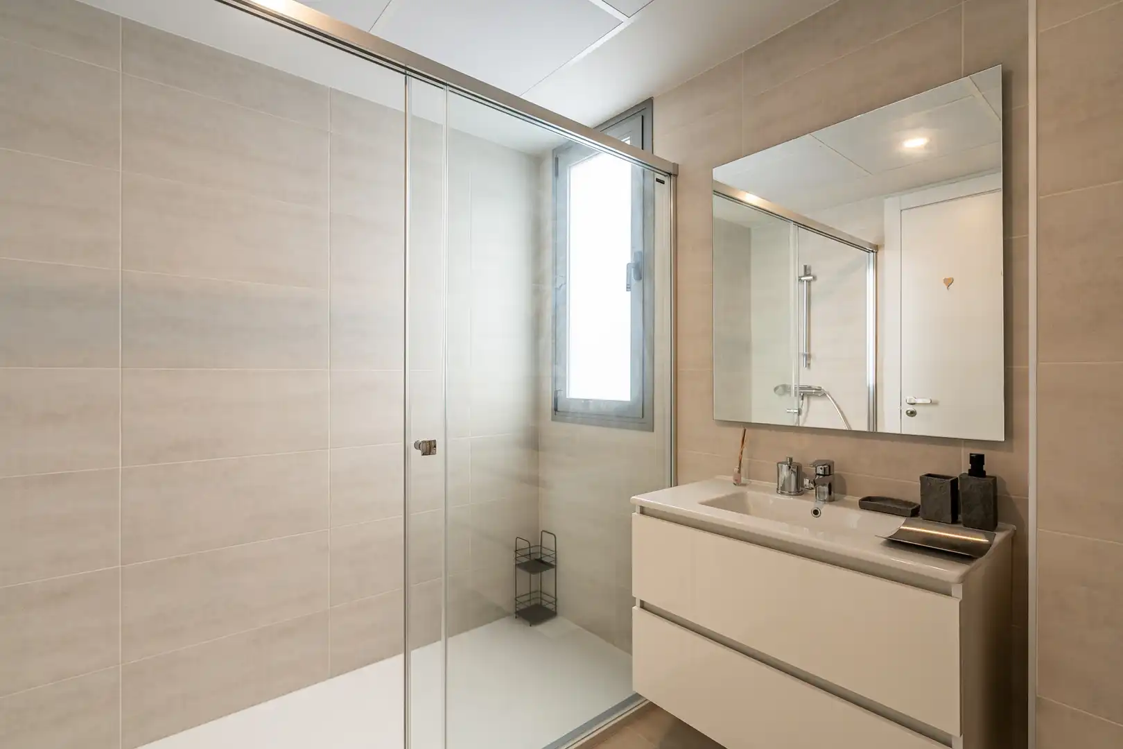 Badezimmer von Erdgeschoss zum Verkauf in Estepona mit Klimaanlage, Terrasse und Schwimmbad