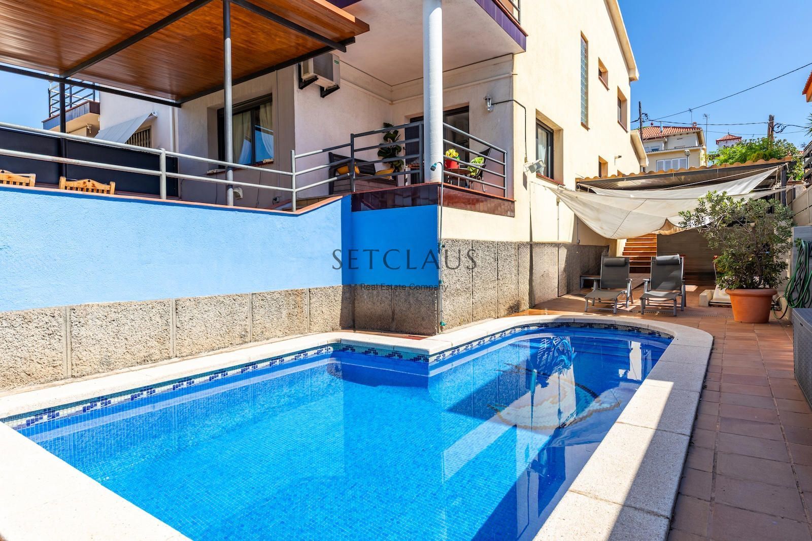 Swimming pool of Single-family semi-detached for sale in El Masnou  with Air Conditioner, Heating and Parquet flooring