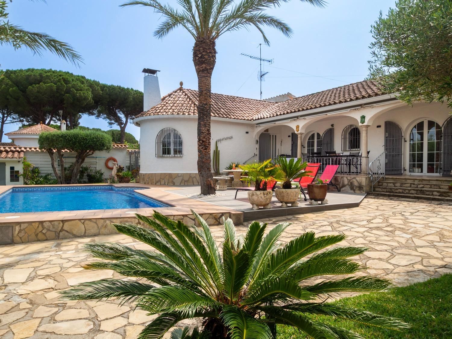 Vista exterior de Casa o xalet en venda en L'Escala amb Calefacció, Jardí privat i Terrassa