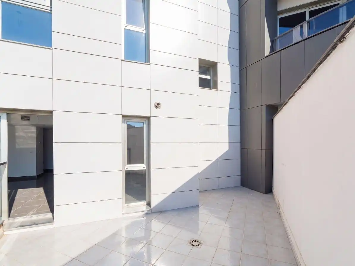 Vista exterior de Piso en venta en Alicante / Alacant con Piscina comunitaria