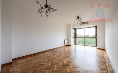 Living room of Flat to rent in  Madrid Capital  with Air Conditioner, Heating and Parquet flooring