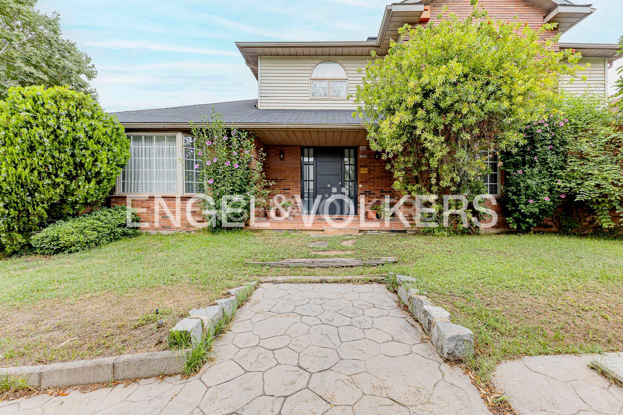 Exterior view of Houses for sale in Sant Cugat del Vallès  with Air Conditioner, Heating and Private garden