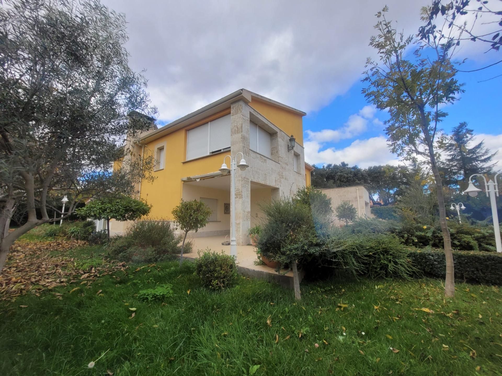 Vista exterior de Casa o xalet en venda en Galindo y Perahuy amb Calefacció, Jardí privat i Traster