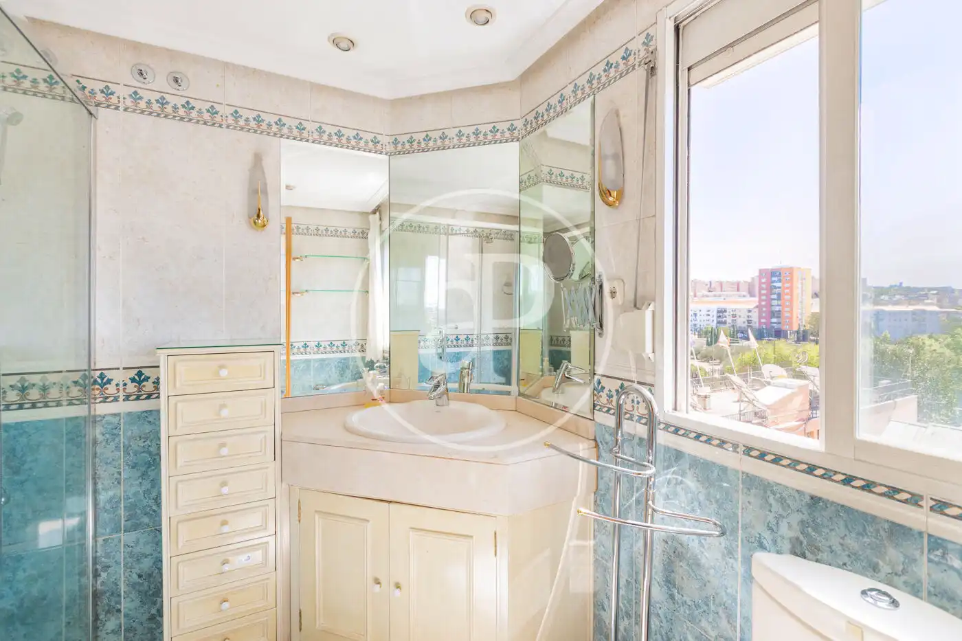 Bathroom of Flat for rent in Madrid  with Air Conditioner, Heating and Private garden