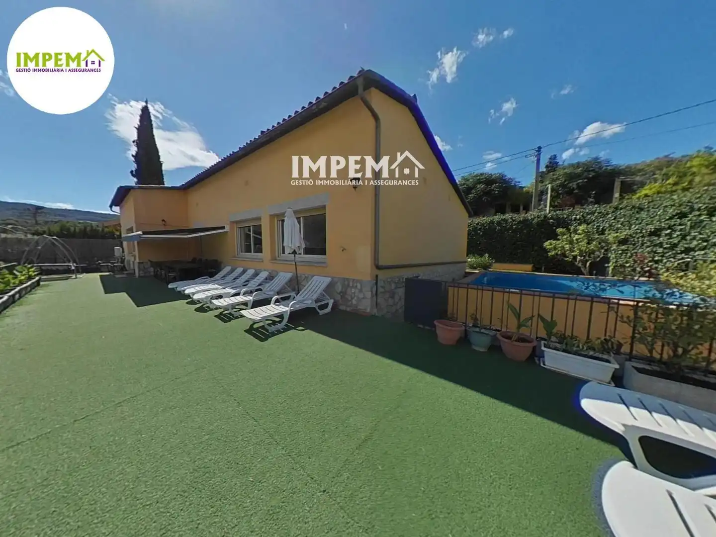 Vista exterior de Casa o xalet en venda en La Llacuna amb Calefacció, Terrassa i Piscina