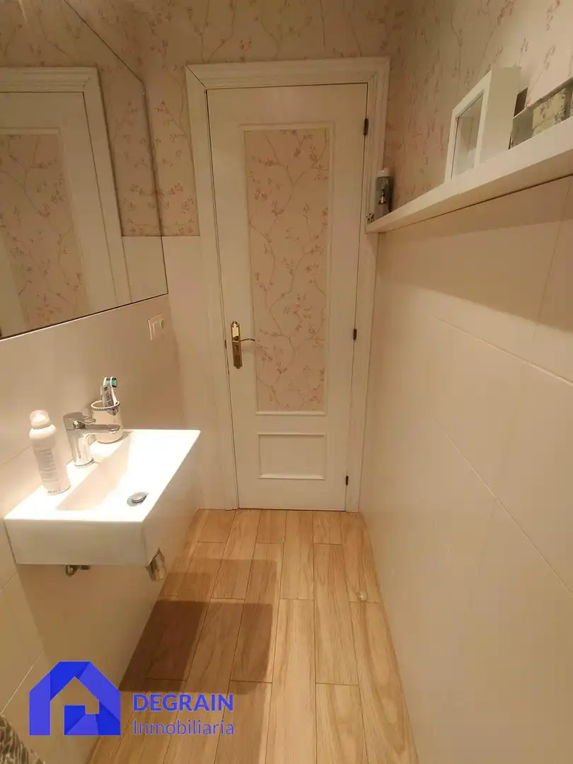 Badezimmer von Einfamilien-Reihenhaus zur Miete in Llanera mit Heizung, Privatgarten und Parkett